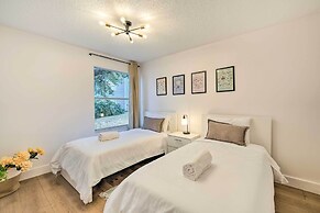 Chic Kissimmee Townhome: 4 Mi to Disney!