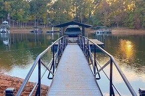 Chic House w/ Private Dock on Lake Hartwell!