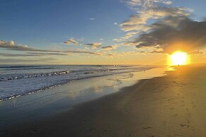 Pool, Beach & Golf: Barefoot Resort Condo!