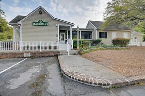 Cottage w/ Deck & Pool Access ~ 6 Mi to Beach