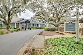 Cottage w/ Deck & Pool Access ~ 6 Mi to Beach