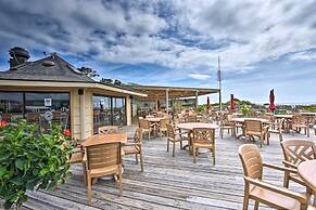 Pool, Spa & Dining: Beach Condo in Hilton Head!