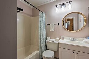 Pool, Spa & Dining: Beach Condo in Hilton Head!