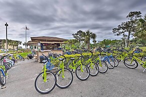 Pool, Spa & Dining: Beach Condo in Hilton Head!