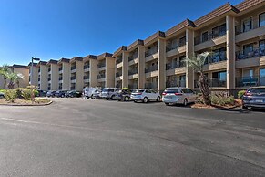 Pool, Spa & Dining: Beach Condo in Hilton Head!