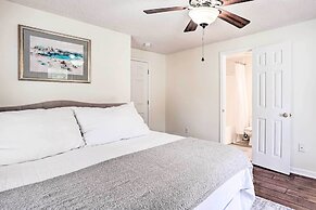 Cozy Home w/ Yard ~ 9 Mi to Dtwn Charleston!