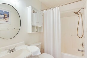 Cozy Home w/ Yard ~ 9 Mi to Dtwn Charleston!