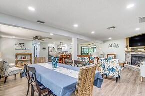 Crystal Water Escape w/ Private Outdoor Oasis