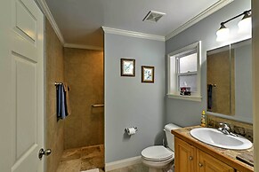 Crystal River Cottage on 1 Acre w/ Deck & Porch!