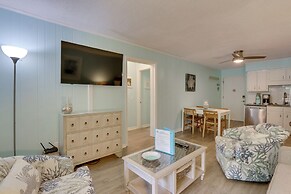 Steps to Beach, Coligny Plaza: Hilton Head Condo!