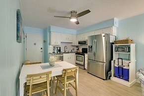 Steps to Beach, Coligny Plaza: Hilton Head Condo!