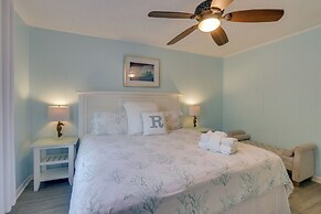 Steps to Beach, Coligny Plaza: Hilton Head Condo!