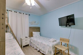 Steps to Beach, Coligny Plaza: Hilton Head Condo!