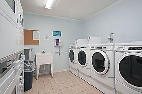 Steps to Beach, Coligny Plaza: Hilton Head Condo!