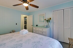 Steps to Beach, Coligny Plaza: Hilton Head Condo!