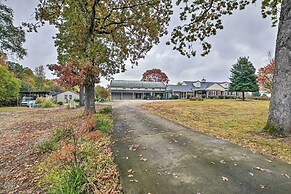 Efficiency Apt: Shared Conference Room, Patio