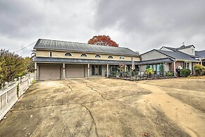 Efficiency Apt: Shared Conference Room, Patio