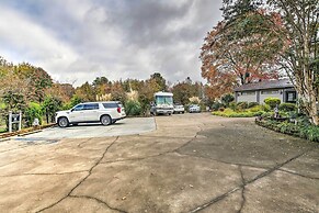 Efficiency Apt: Shared Conference Room, Patio