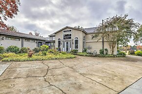 Efficiency Apt: Shared Conference Room, Patio