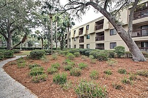 Hilton Head Condo w/ Covered Balcony + Pool Access