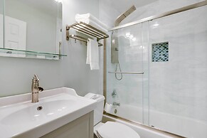 Half-mi to Folly Field Beach: Hilton Head Condo