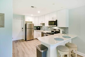 Half-mi to Folly Field Beach: Hilton Head Condo