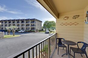 Community Pool & Bikes: Hilton Head Family Condo