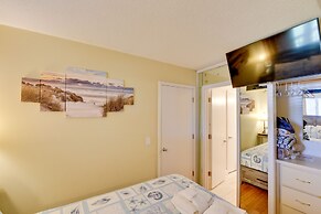 Community Pool & Bikes: Hilton Head Family Condo