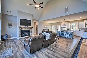 Lake Keowee Getaway: Boat Dock, Deck, Grill!