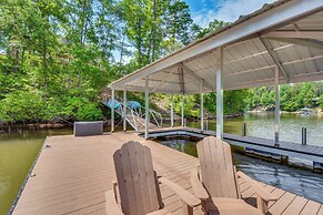 Lake Keowee Getaway: Boat Dock, Deck, Grill!