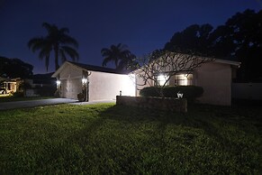 Largo Oasis w/ Pool & Grill: 10 Min to Beach!