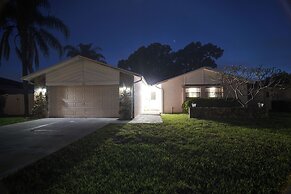 Largo Oasis w/ Pool & Grill: 10 Min to Beach!