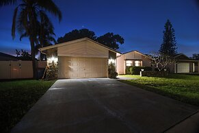 Largo Oasis w/ Pool & Grill: 10 Min to Beach!