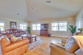 On Lake Istokpoga: Lorida Home w/ Lanai!