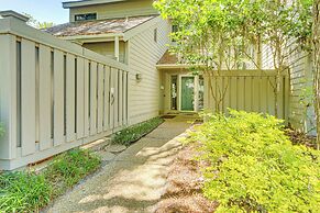 Modern Hilton Head Retreat: Walk to Beach & Golf!
