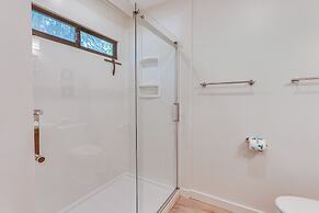 Modern Hilton Head Retreat: Walk to Beach & Golf!