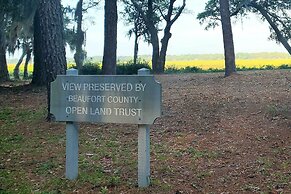 Pet-friendly Home. Short Walk to Scenic Overlook!