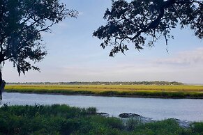 Pet-friendly Home. Short Walk to Scenic Overlook!