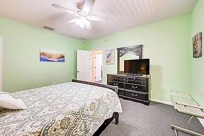 Pet-friendly Gem w/ Yard & Pool Access in Sebring
