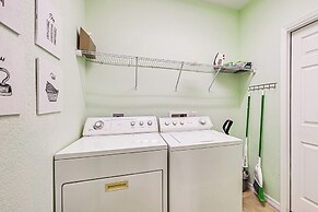 Pet-friendly Gem w/ Yard & Pool Access in Sebring