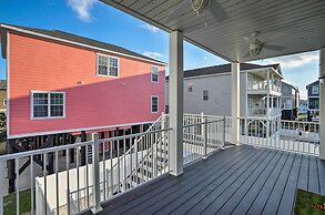 Spacious Murrells Inlet Hub w/ Pool, Walk to Shore