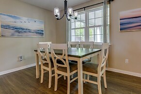 Sunny Pensacola Home w/ Fire Pit & Gas Grill!