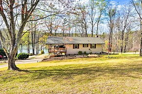 Townville Lake House w/ Private Dock, Kayaks!