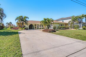 Canal-front Cape Coral Family Home: Pets Welcome