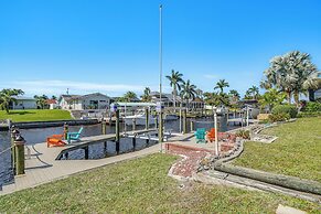 Canal-front Cape Coral Family Home: Pets Welcome
