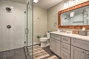 Villa w/ Golf Course Views, Walk to Harbour Town!