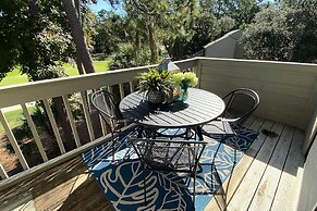 Villa w/ Golf Course Views, Walk to Harbour Town!