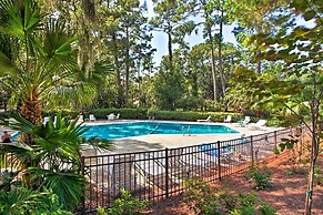 Villa w/ Golf Course Views, Walk to Harbour Town!