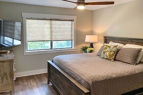 Villa w/ Golf Course Views, Walk to Harbour Town!