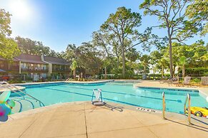 Vintage Hilton Head Island Condo: Steps to Beach!